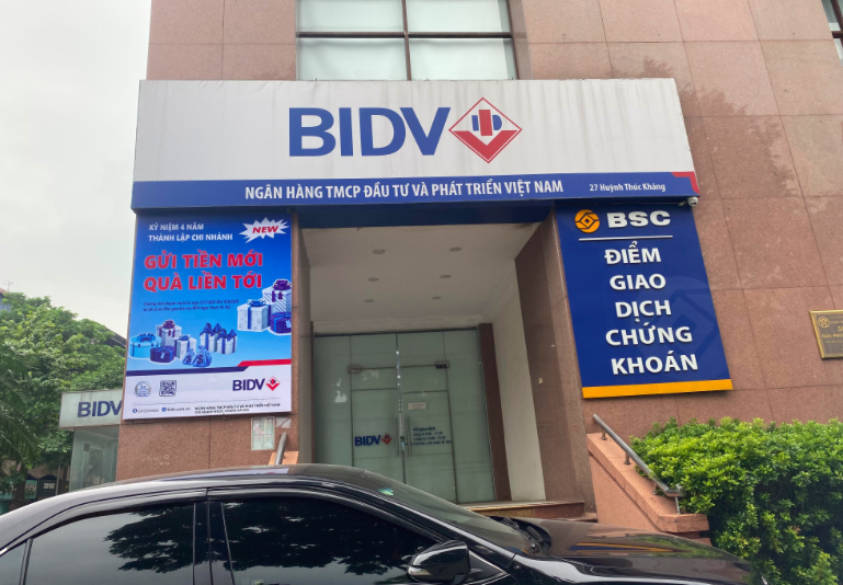 vu cuop ngan hang bidv: nhom cuop lay 900 trieu, doa ai cu dong se ban hinh 1
