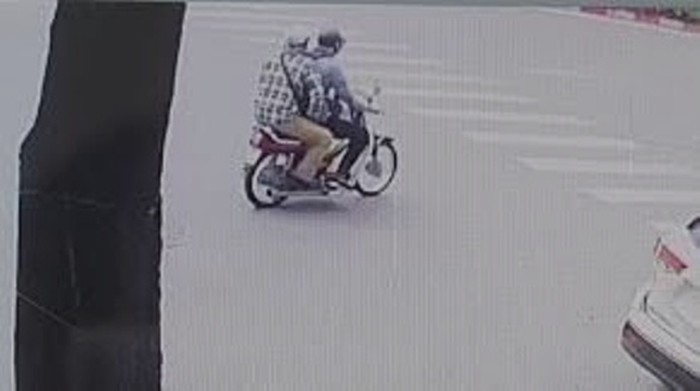 ke cuop ngan hang o ha noi dung sung colt xoay tu che hinh 2