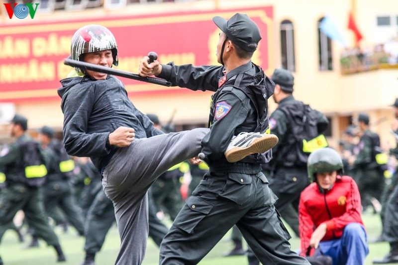 bieu dien ky binh, dien tap chong bao dong trong hoi khoe cong an hinh 7