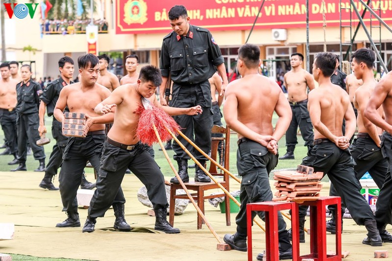 bieu dien ky binh, dien tap chong bao dong trong hoi khoe cong an hinh 10