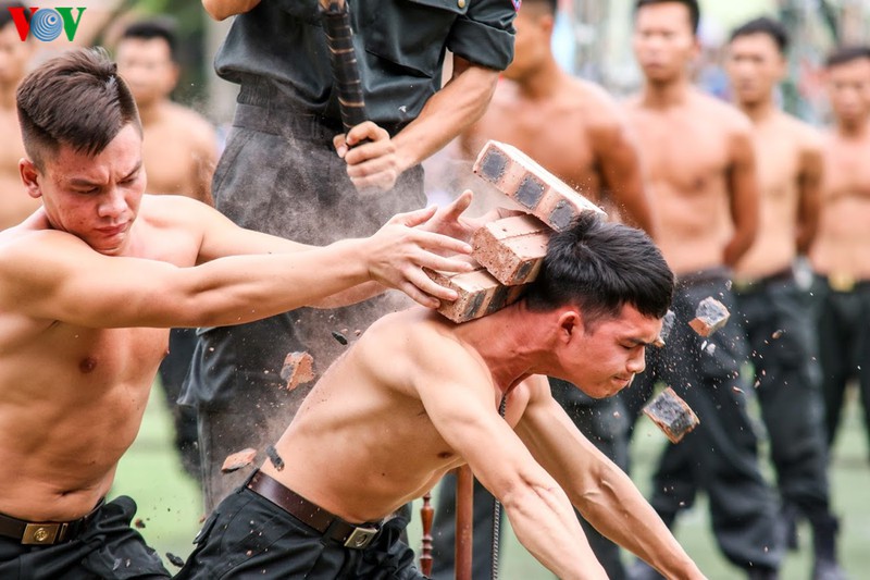 bieu dien ky binh, dien tap chong bao dong trong hoi khoe cong an hinh 11