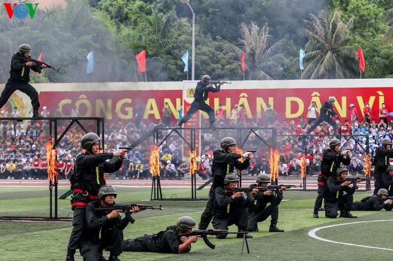 bieu dien ky binh, dien tap chong bao dong trong hoi khoe cong an hinh 14