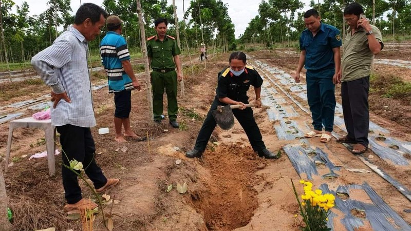 phat hien 2 hai cot liet si voi nhieu hinh anh, di vat tai binh duong hinh 1
