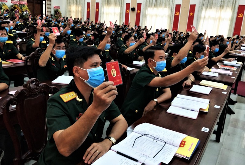 trung tuong huynh chien thang giu chuc bi thu dang uy quan khu 9 hinh 2