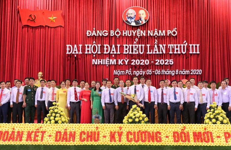 ong le khanh hoa tiep tuc duoc bau giu chuc bi thu huyen uy nam po hinh 2