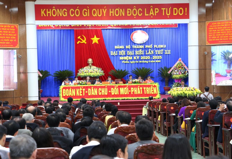 ong trinh duy thuan tai dac cu bi thu thanh uy pleiku, gia lai hinh 1