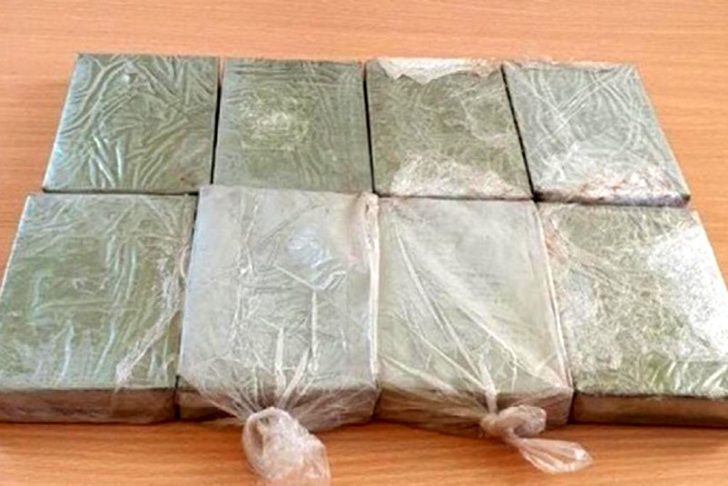 cong an lai chau bat 2 doi tuong  van chuyen 8 banh heroin tren xe khach hinh 1