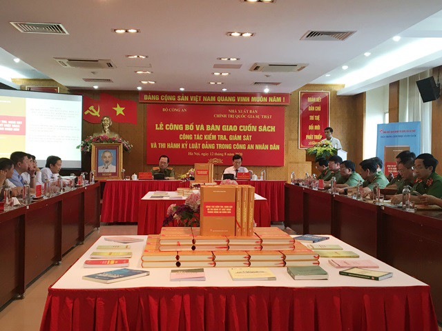 bo cong an cong bo cuon sach ve kiem tra, ky luat dang trong cong an nhan dan hinh 1