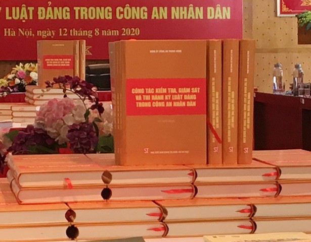 bo cong an cong bo cuon sach ve kiem tra, ky luat dang trong cong an nhan dan hinh 2