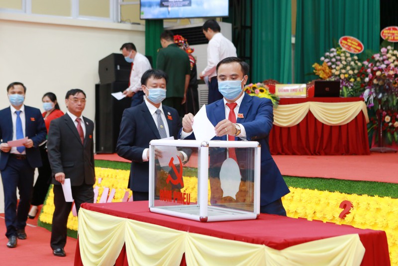 ong nguyen quang hung tai cu chuc bi thu huyen uy muong nhe  hinh 1