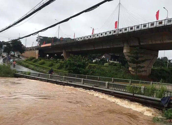 mua lon, cau dak nong bi ngap lut hinh 1