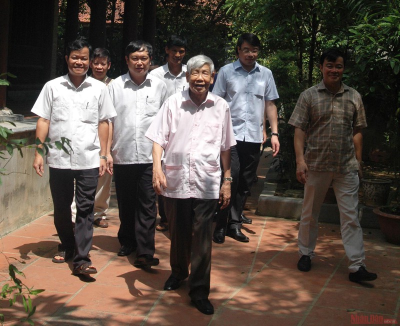 tinh cam cua nguoi dan que nha voi nguyen tong bi thu le kha phieu hinh 1