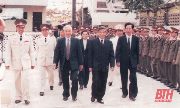 tinh cam cua nguoi dan que nha voi nguyen tong bi thu le kha phieu hinh 3