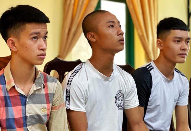 nam thanh nien ru dong bon vac dao chem bo ban gai vi bi cam yeu hinh 1