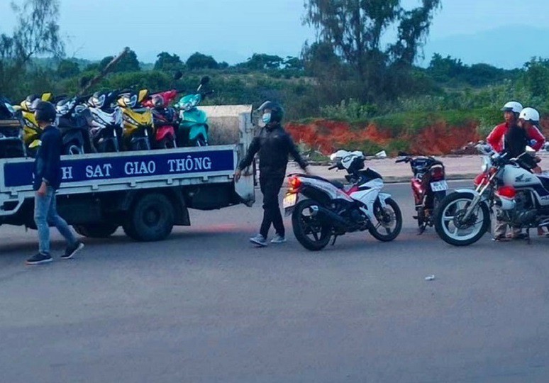 cong an vay bat hon 40 thanh, thieu nien dua xe trai phep hinh 1